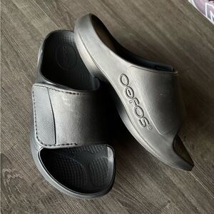 OOFOS Black Sandals with Contoured Footbed